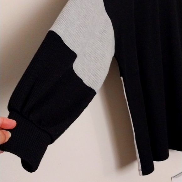 Cleo Long Sleeve Top V-neck line sz Medium - Picture 8 of 8